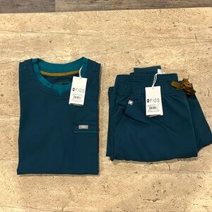 FIGS scrub set. Medium. Caribbean blue.